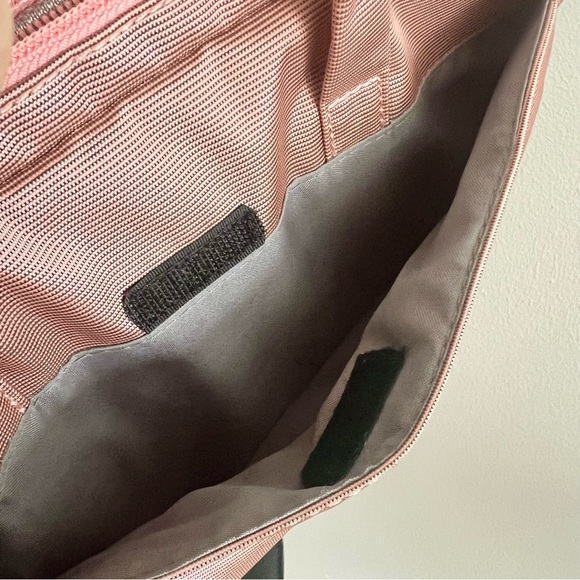 Tucano soft pink laptop bag called “Workout Cable Out” good condition - Picture 16 of 16